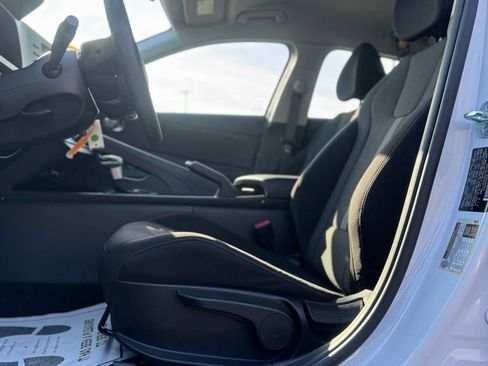 Certified 2025 Hyundai Elantra SE FWD image 18