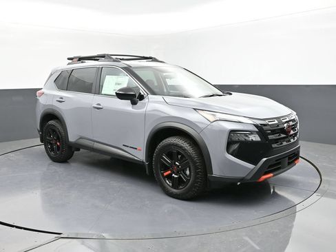 Used 2025 Nissan Rogue SV AWD/4WD image 2