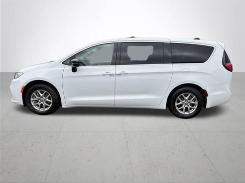 Used 2024 Chrysler Pacifica Touring-L FWD image 9