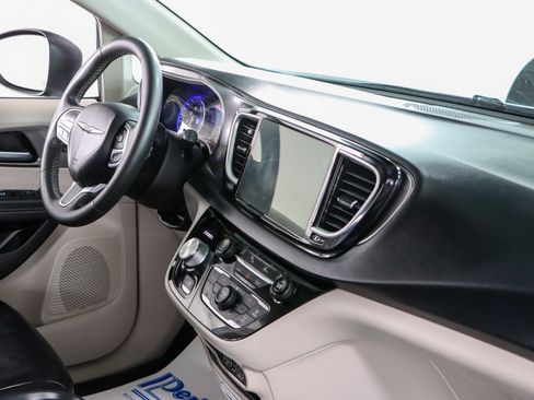 Used 2023 Chrysler Pacifica Touring-L FWD image 26