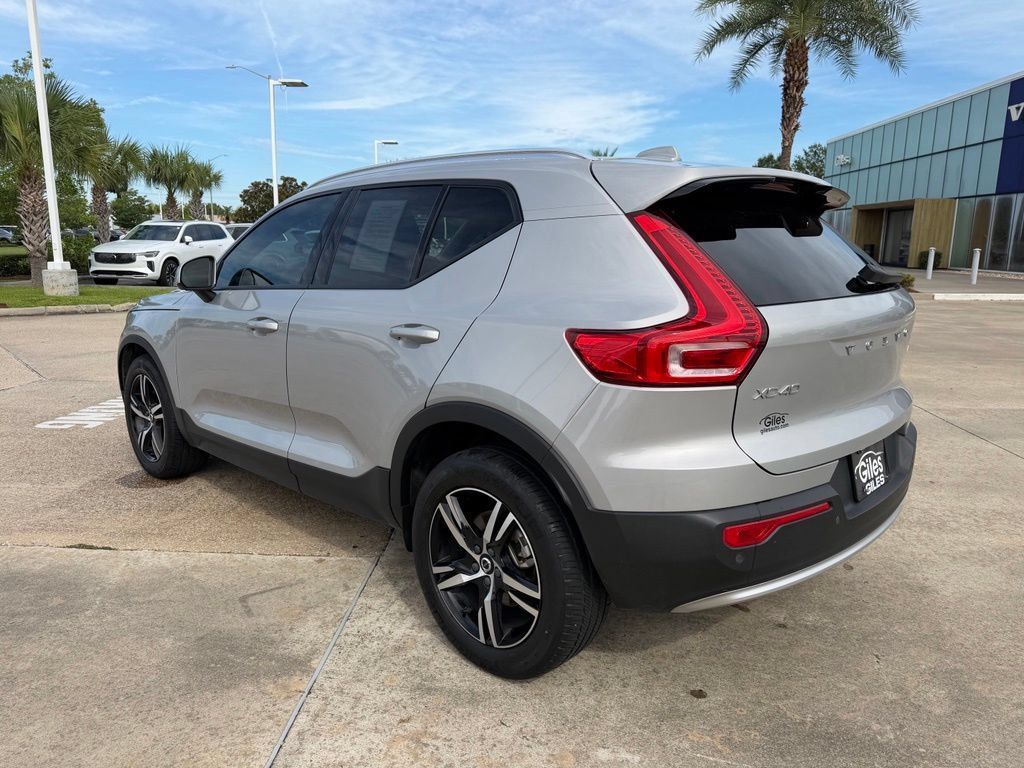 Used 2023 Volvo XC40 B5 Core w/ Protection Package Premier AWD/4WD image 3