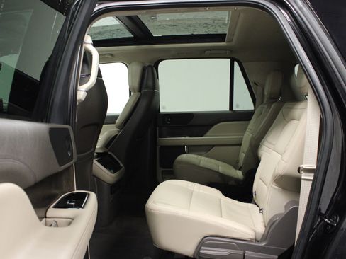 Used 2022 Lincoln Navigator L Reserve w/ Monochromatic Package image 13