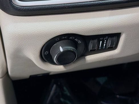 Used 2021 Chrysler Voyager Lxi FWD image 8