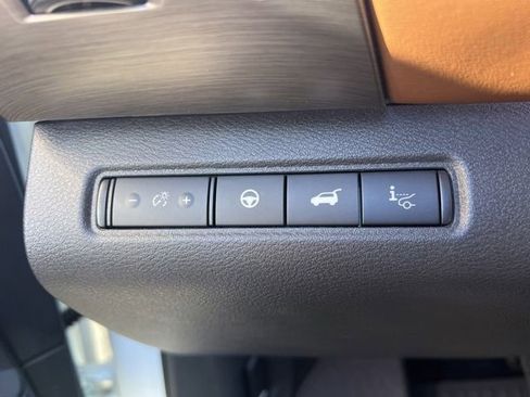 Used 2025 Nissan Pathfinder Platinum image 26