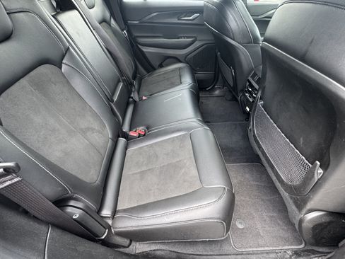 Used 2025 Jeep Grand Cherokee Altitude AWD/4WD image 18
