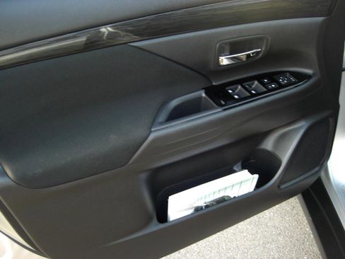 Used 2018 Mitsubishi Outlander LE image 24