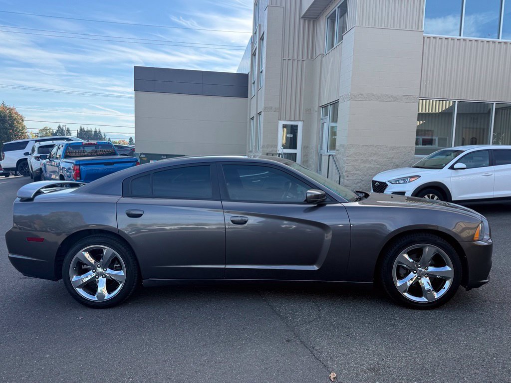Used 2014 Dodge Charger SE RWD image 4