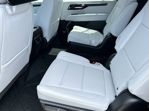 New 2025 Chevrolet Suburban Premier image 7