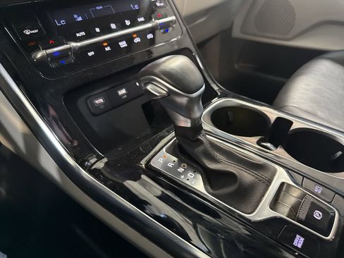 Used 2024 Kia Carnival EX image 23