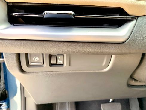 Used 2025 Cadillac XT4 Premium Luxury FWD image 29