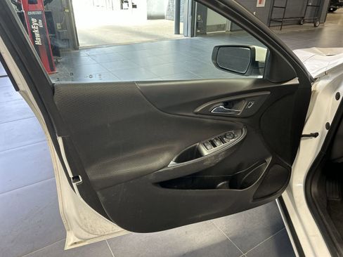 Used 2018 Chevrolet Malibu LT FWD image 25