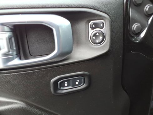 Used 2022 Jeep Gladiator Willys image 15