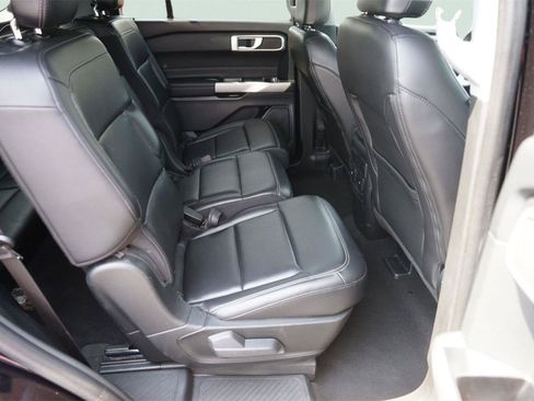 Used 2024 Ford Explorer XLT w/ Equipment Group 202A RWD image 17