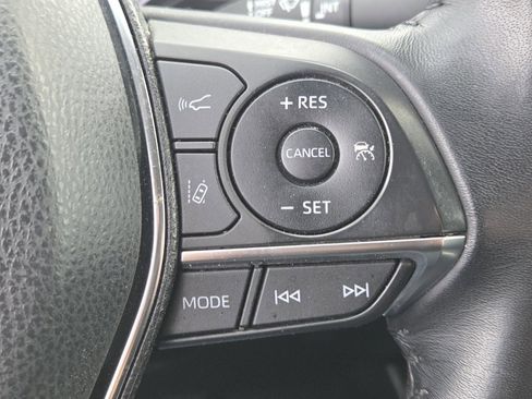 Used 2019 Toyota Camry XLE image 16