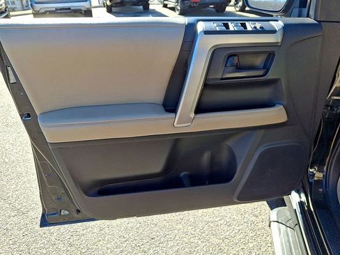 Used 2013 Toyota 4Runner SR5 w/ Convenience Pkg image 12