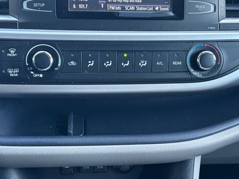 Used 2019 Toyota Highlander LE w/ Carpet Mat Package (TMS) image 21