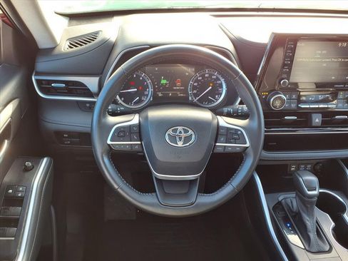 Used 2022 Toyota Highlander XLE image 16