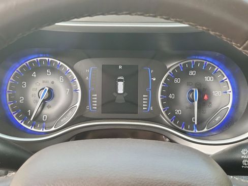 Used 2019 Chrysler Pacifica Touring-L image 22