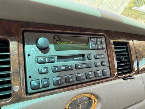 Used 2001 Lincoln Town Car Cartier image 31