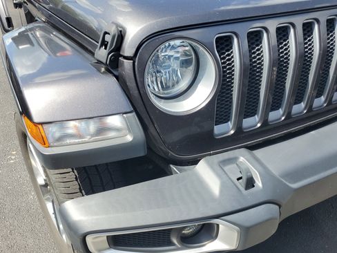 Used 2018 Jeep Wrangler Unlimited Sahara image 2