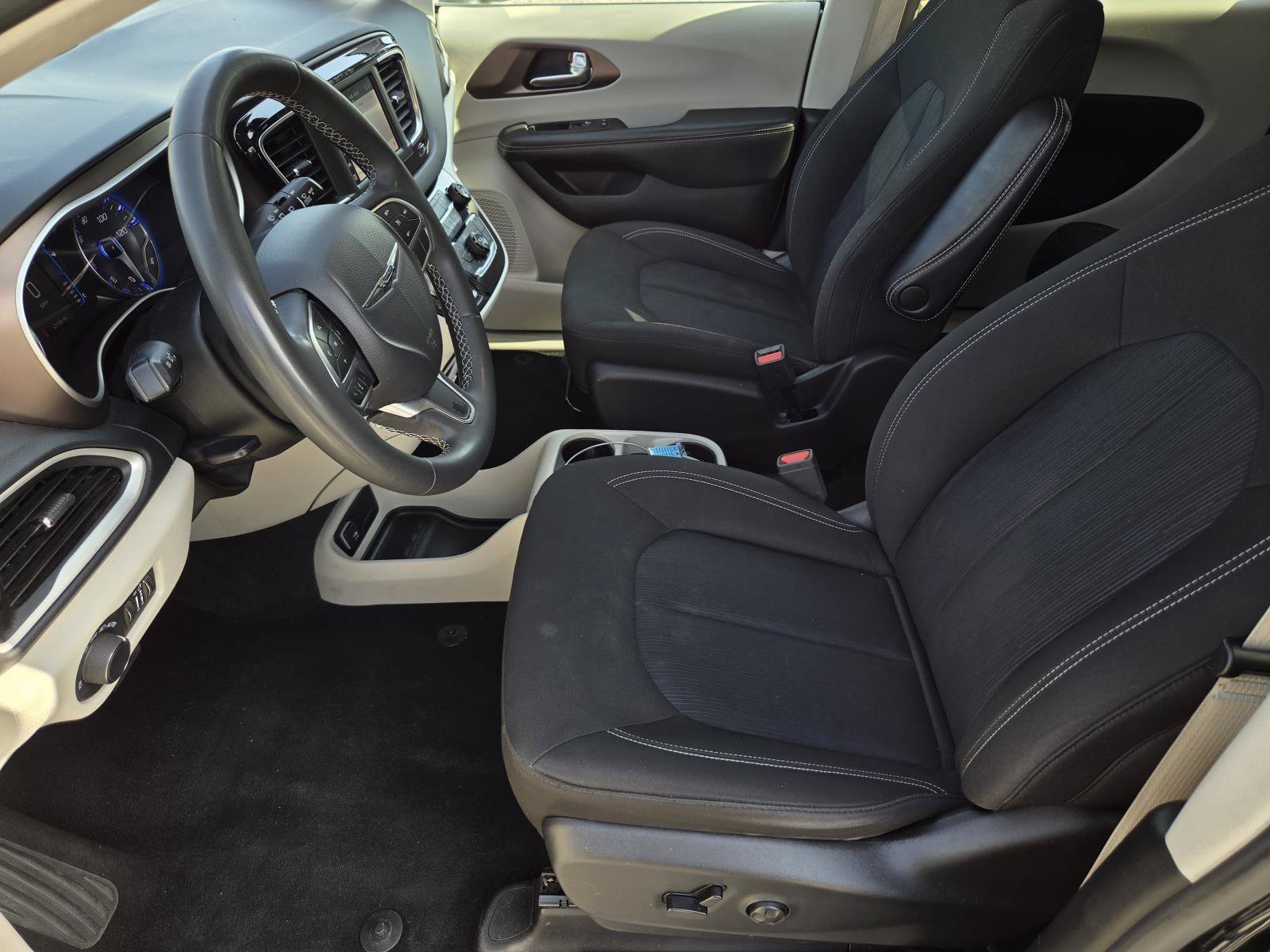 Used 2023 Chrysler Voyager LX FWD image 28