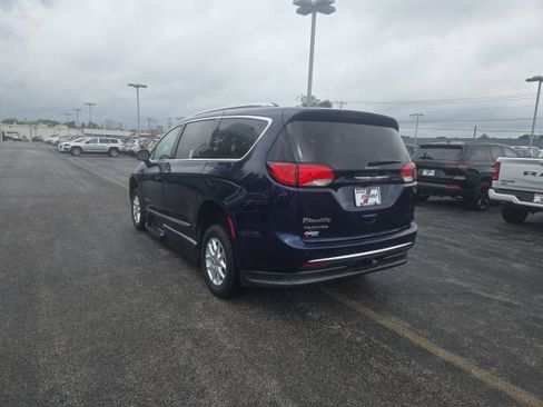 Used 2020 Chrysler Pacifica Touring-L FWD image 11