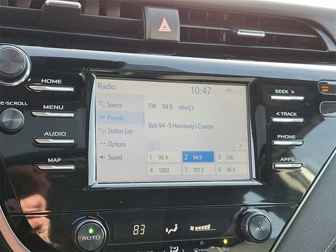 Used 2019 Toyota Camry SE image 3