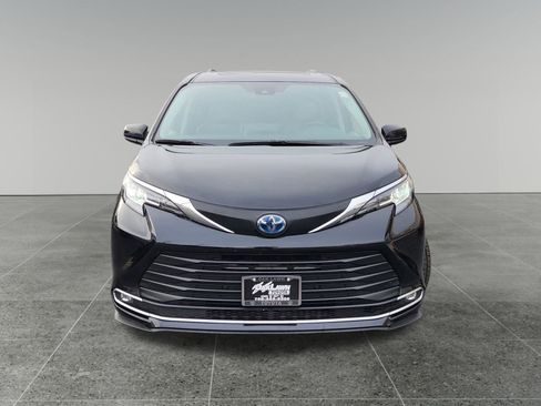 Certified 2023 Toyota Sienna XLE image 2