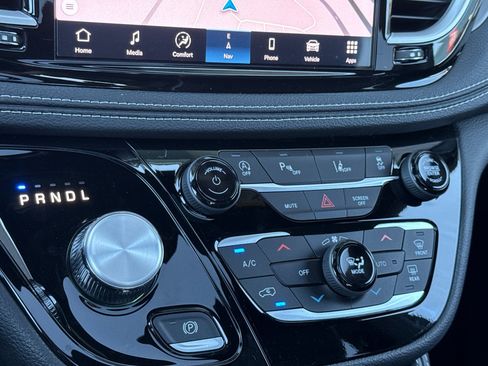 New 2027 Chrysler Pacifica Limited AWD/4WD image 18