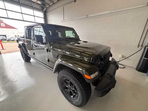 Used 2022 Jeep Gladiator Sport AWD/4WD image 1