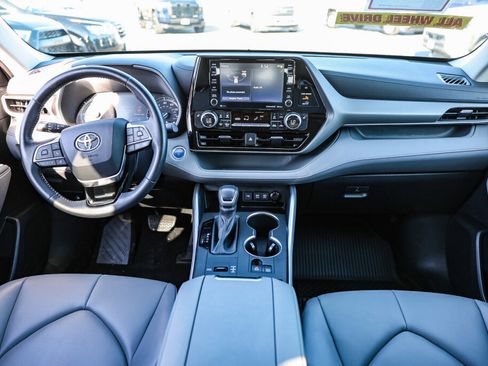 Used 2020 Toyota Highlander XLE AWD/4WD image 2