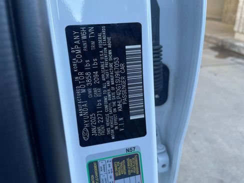 Used 2025 Hyundai Elantra Limited image 31