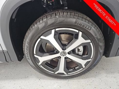 Used 2025 Volkswagen Tiguan SE AWD/4WD image 8