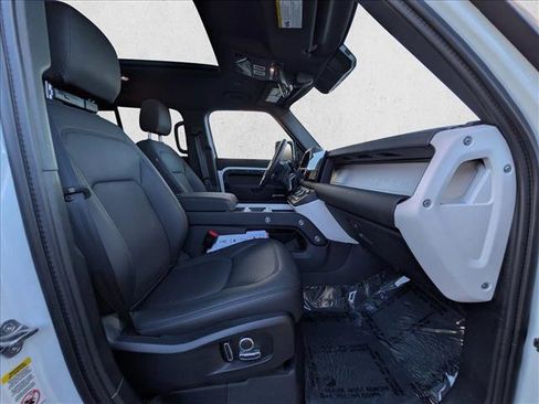 Used 2025 Land Rover Defender 130 X-Dynamic SE image 23