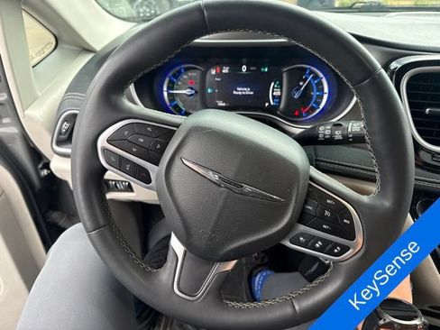 Used 2022 Chrysler Pacifica Touring-L w/ Uconnect Theater Family Group FWD image 14