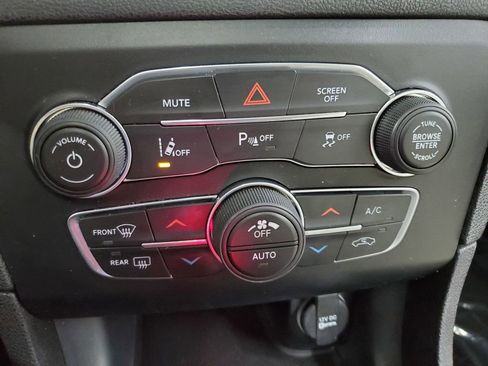 Used 2017 Dodge Charger SXT w/ AWD Premium Group image 16