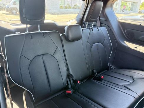 Used 2020 Chrysler Pacifica Limited w/ Advanced Safetytec Group FWD image 6