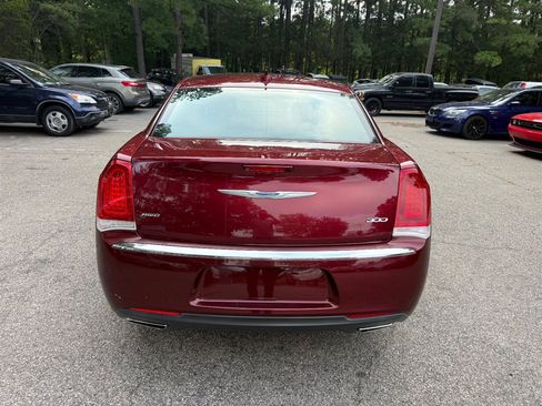 Used 2018 Chrysler 300 Touring L AWD/4WD image 7
