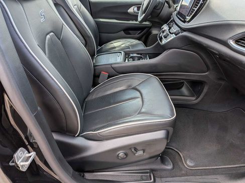 Used 2023 Chrysler Pacifica Limited w/ S Appearance Package AWD/4WD image 22