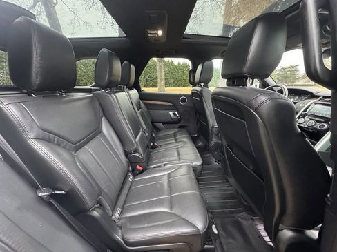 Used 2018 Land Rover Discovery HSE image 18