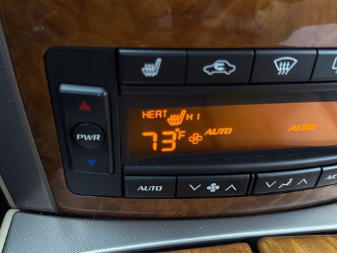 Used 2009 Cadillac XLR RWD image 19