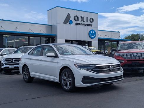 Used 2024 Volkswagen Jetta SE FWD image 1