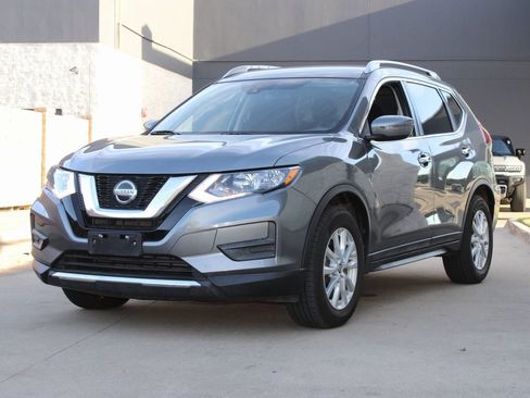 Used 2019 Nissan Rogue SV image 2