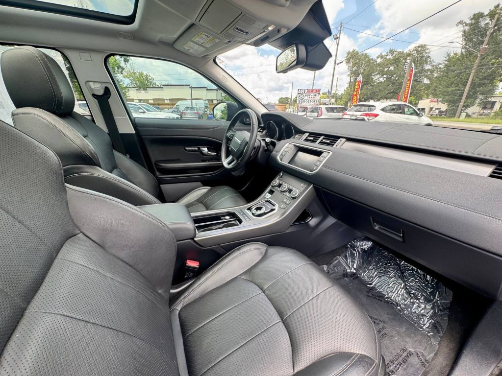 Used 2019 Land Rover Range Rover Evoque SE AWD/4WD image 12