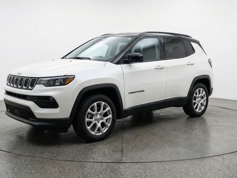 Used 2025 Jeep Compass Limited image 3