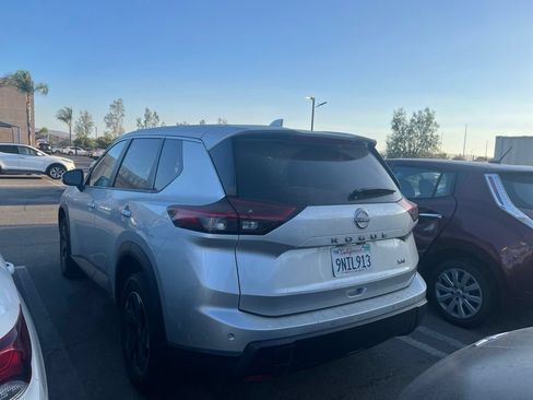 Used 2024 Nissan Rogue SV FWD image 6