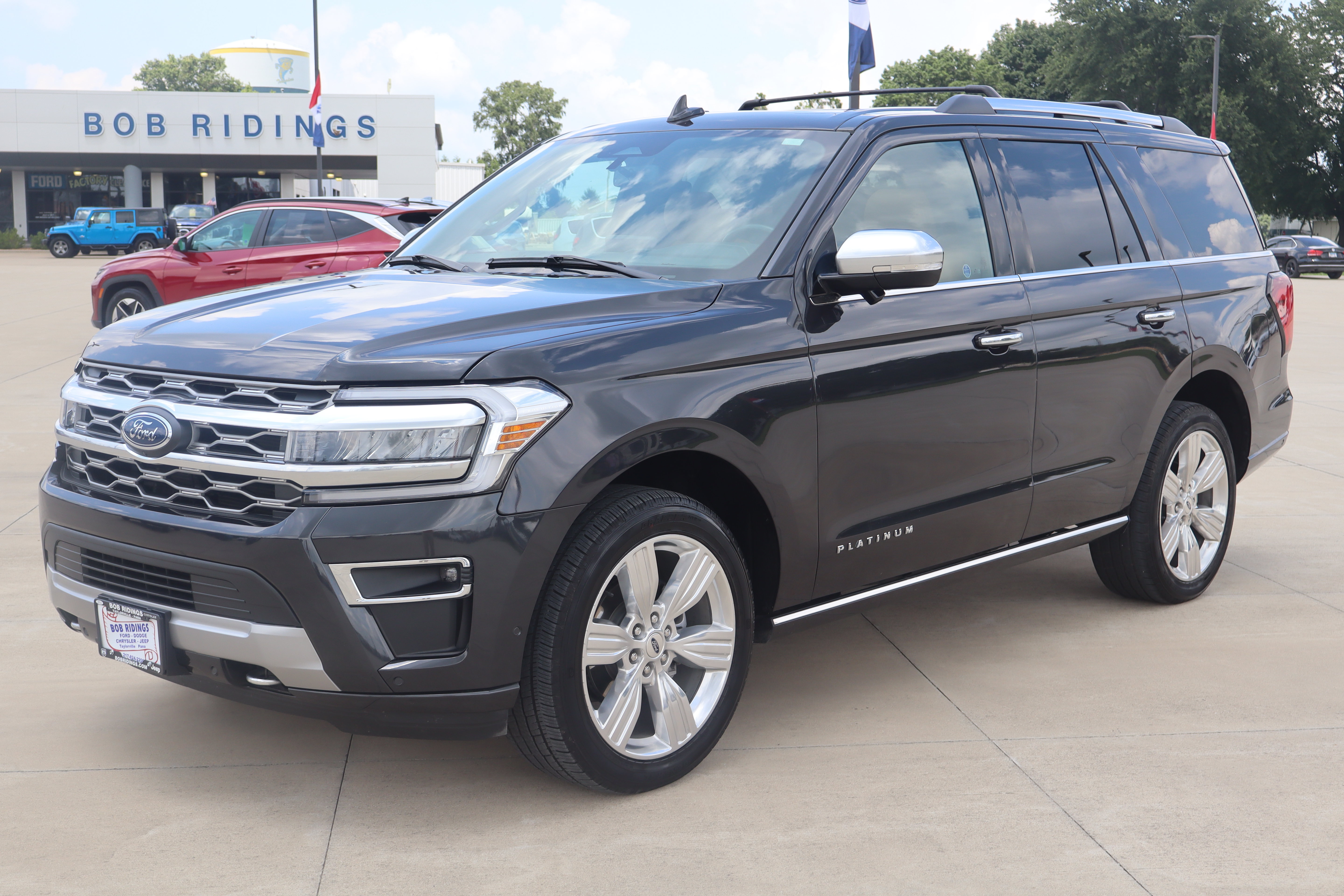 Used 2024 Ford Expedition Platinum AWD/4WD image 2