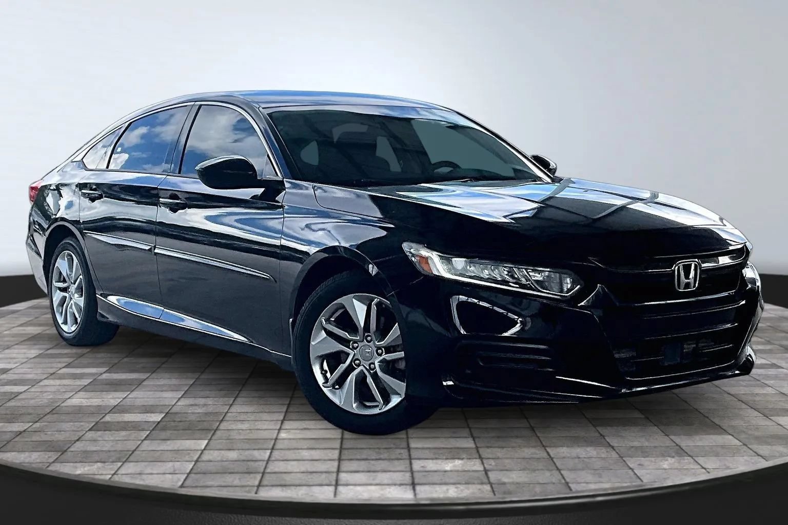 Used 2018 Honda Accord LX image 3