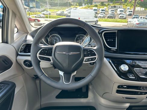 Used 2022 Chrysler Pacifica Touring-L FWD image 25