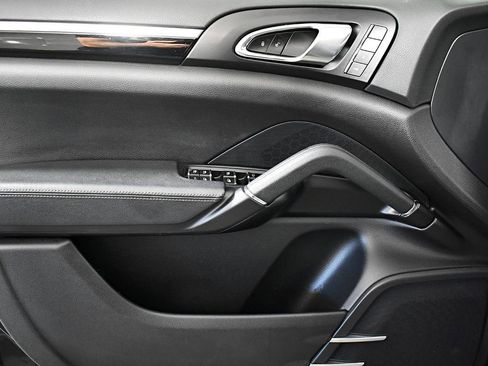 Used 2015 Porsche Cayenne S image 16